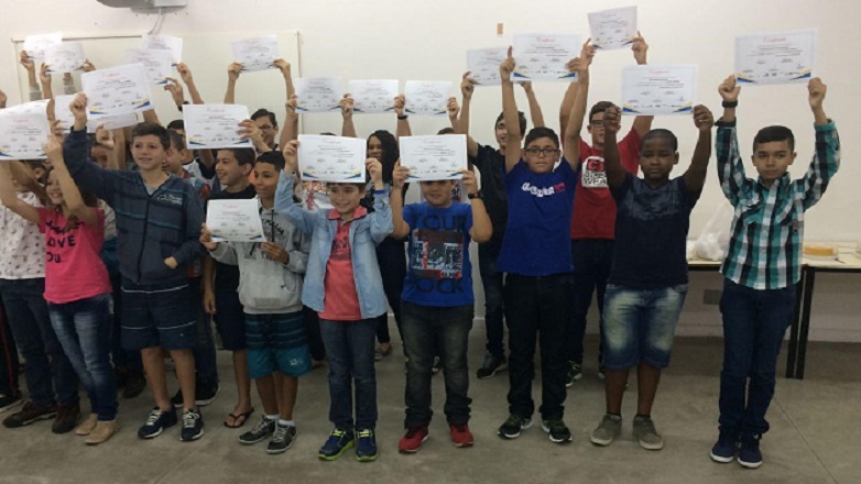 Cerca de 50 alunos de escolas municipais  receberam o certificado de participação no curso “Introdução à Robótica”, realizado no  LEDI 