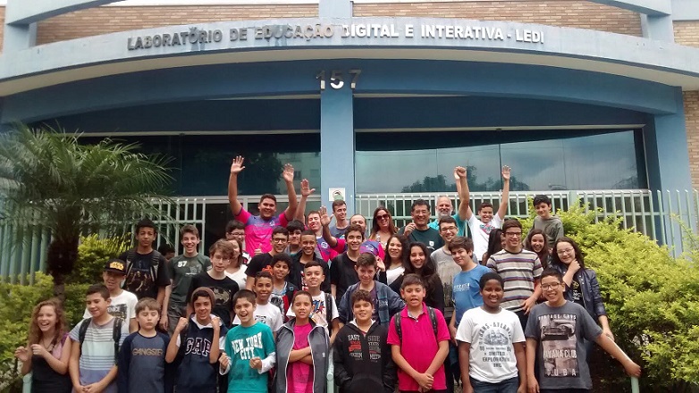 Cerca de 50 alunos de escolas municipais  receberam o certificado de participação no curso “Introdução à Robótica”, realizado no  LEDI 