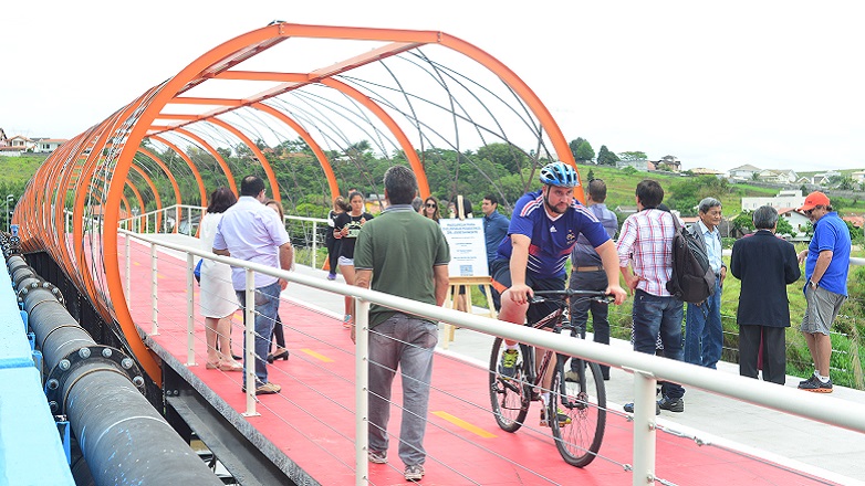 A nova passarela conta com duas faixas para bicicletas e uma exclusiva para quem se desloca a pé.