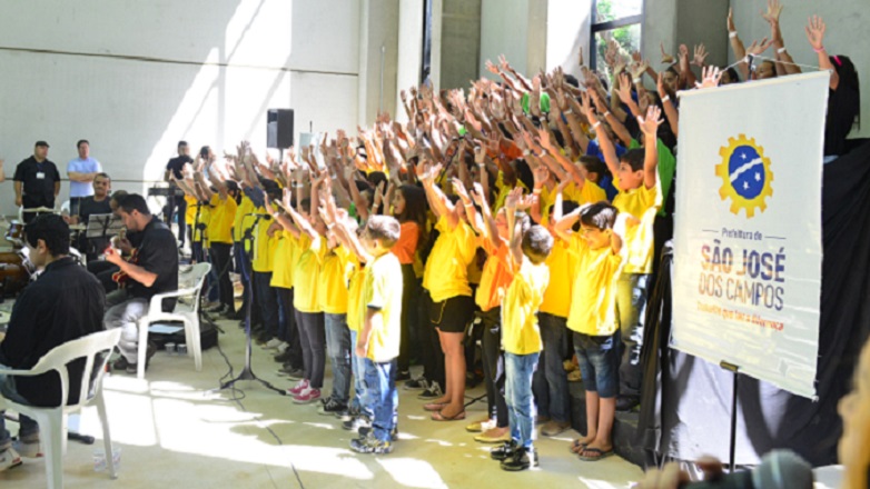 O evento contou com o espetáculo “Conexão de pensamento entre o Ar e a Ciência”, que reuniu 110 alunos de Educação Musical/Coral 