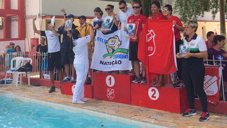 A equipe de natação do programa Atleta Cidadão, conquistou o bicampeonato do Festival Mirim de Natação da 6ª Região por equipes.