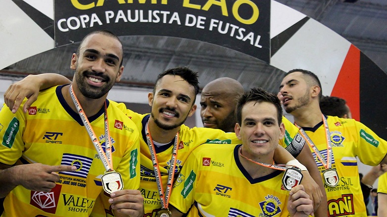 São José ergueu no domingo a taça de campeão da Copa Paulista de Futsal diante da torcida e após bater seu maior adversário: o Taubaté