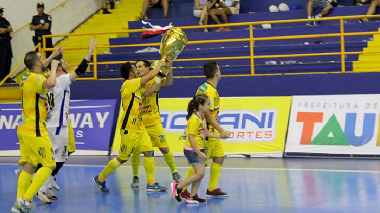 São José ergueu no domingo a taça de campeão da Copa Paulista de Futsal diante da torcida e após bater seu maior adversário: o Taubaté