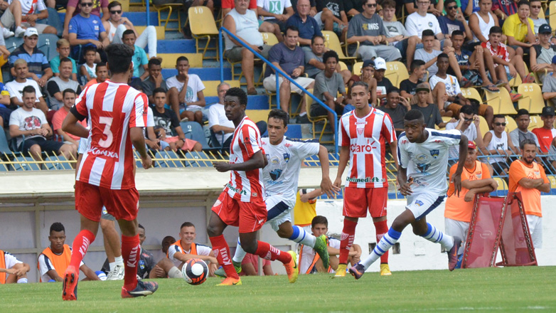 Lances do jogo entre São José dos Campos e Mogi Mirim e imagens da torcida no Estádio Martins Pereira