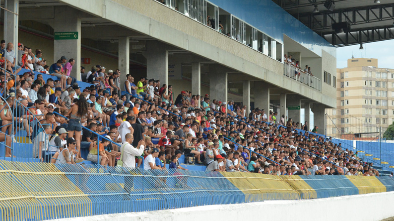 Lances do jogo entre São José dos Campos e Mogi Mirim e imagens da torcida no Estádio Martins Pereira
