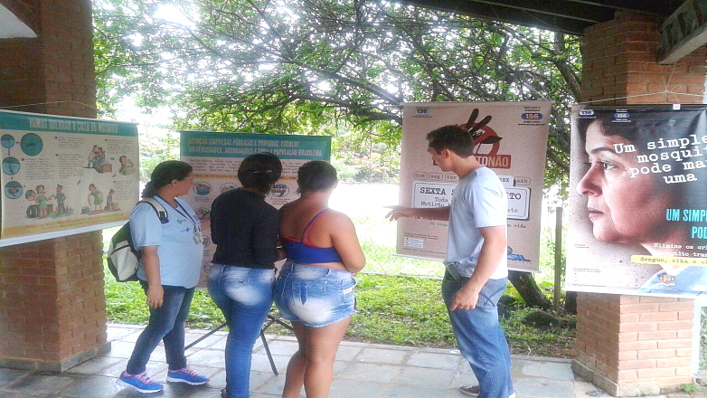 Agentes comunitários de saúde orientam moradores do Pinheirinho
