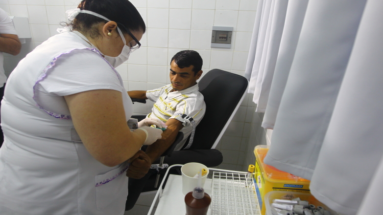 Pacientes em coleta de sangue na UBS de Eugênio de Melo