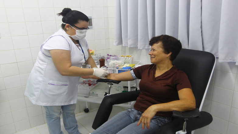 Pacientes em coleta de sangue na UBS de Eugênio de Melo