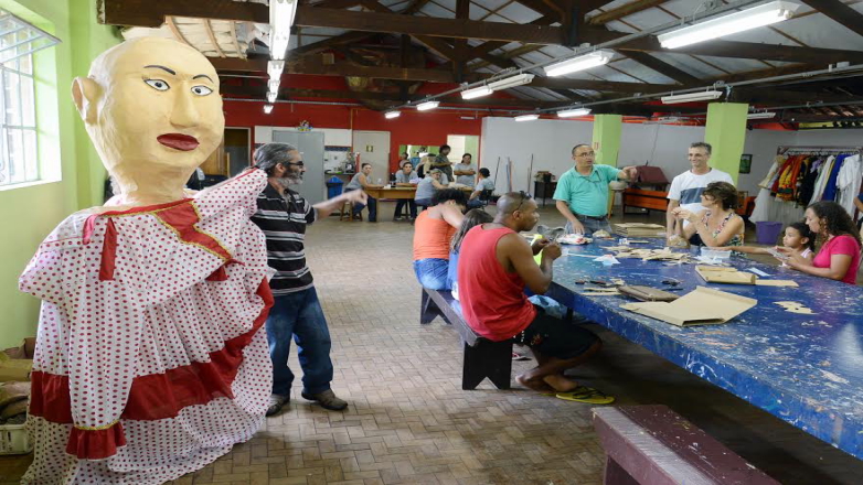 Oficina de máscara de carnaval no Espaço Piraquara