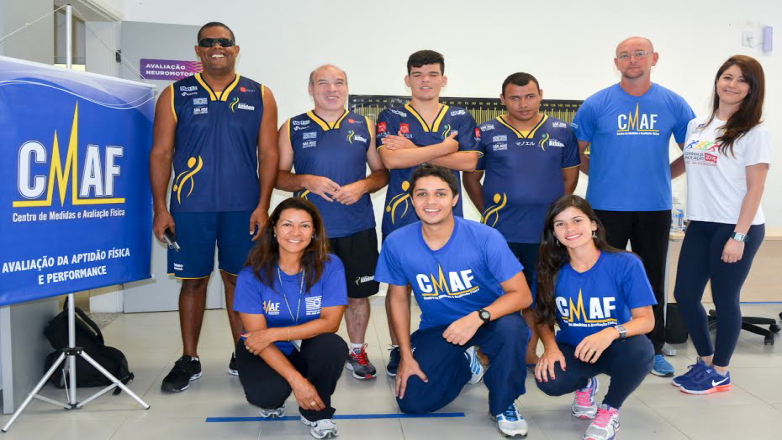 Atletas da equipe de goalball e equipe de avaliação física no Centro da Juventude