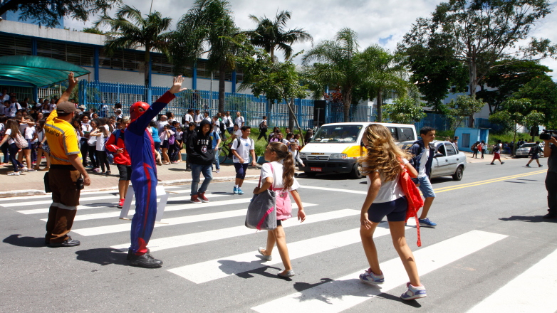 Campanha de trânsito na saída dos alunos da Escola Municipal Mariana Teixeira