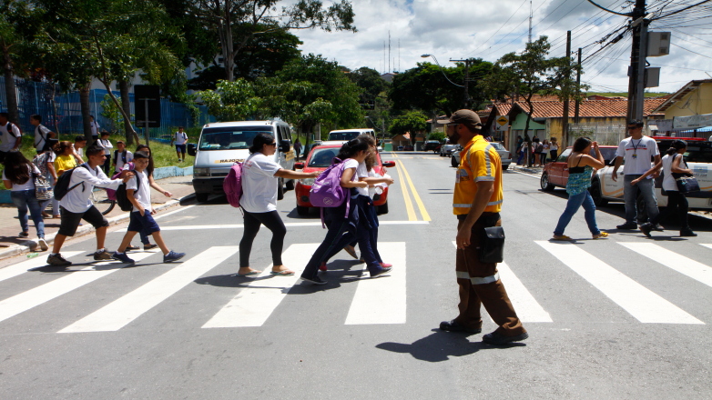 Campanha de trânsito na saída dos alunos da Escola Municipal Mariana Teixeira