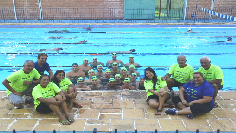 Nadadores da equipe master joseense em treino na Casa do Jovem