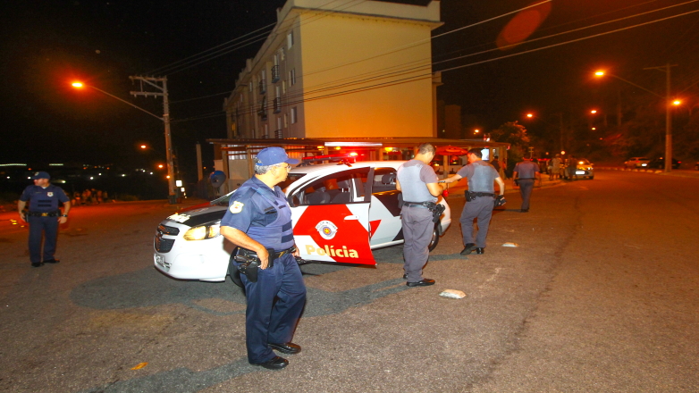 Policiais militares, guardas municipais e agentes de trânsito durante blitz nas regiões central e oeste