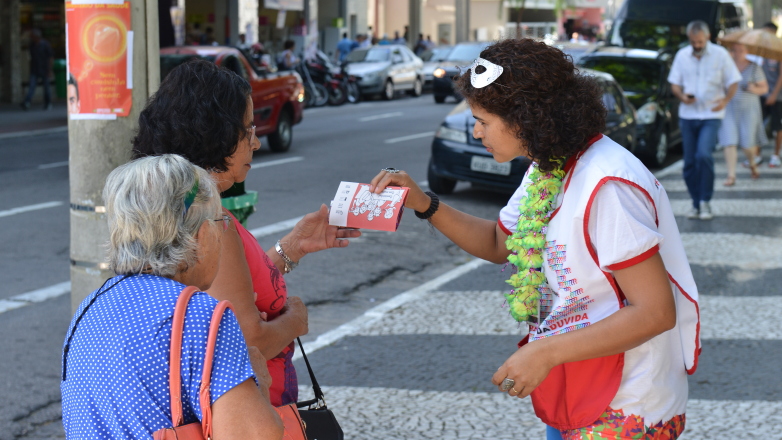 Agentes comunitários de saúde distribuíram material informativo e de conscientização em frente à Praça Afonso Pena, no Centro