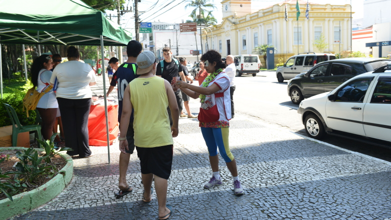 Agentes comunitários de saúde distribuíram material informativo e de conscientização em frente à Praça Afonso Pena, no Centro