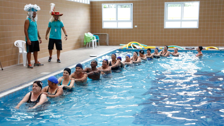 Os frequentadores da unidade da Casa do Idoso da região leste brincaram o carnaval na piscina durante as aulas de hidroginástica