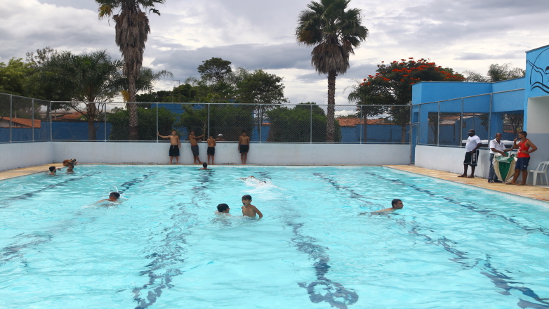 Frequentadores na piscina do Morumbi durante o Projeto Verão