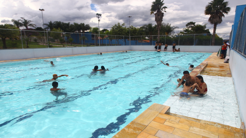 Frequentadores na piscina do Morumbi durante o Projeto Verão