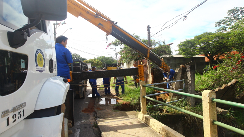 Instalação de manilhas na obra de reconstrução da ponte de acesso à Ilha Escura