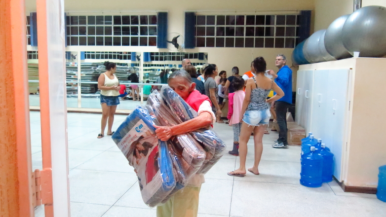 As famílias do Residencial Cambuí e Vila São Benedito receberam colchões e toda a assistência nos espaços em que ficaram abrigadas