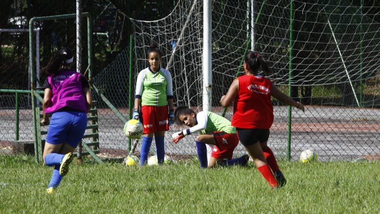 Meninas participam da seletiva do futebol feminino sub-17