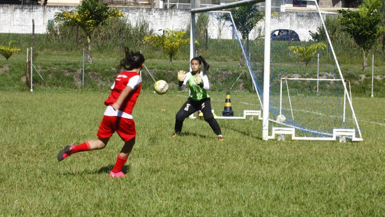 Meninas participam da seletiva do futebol feminino sub-17