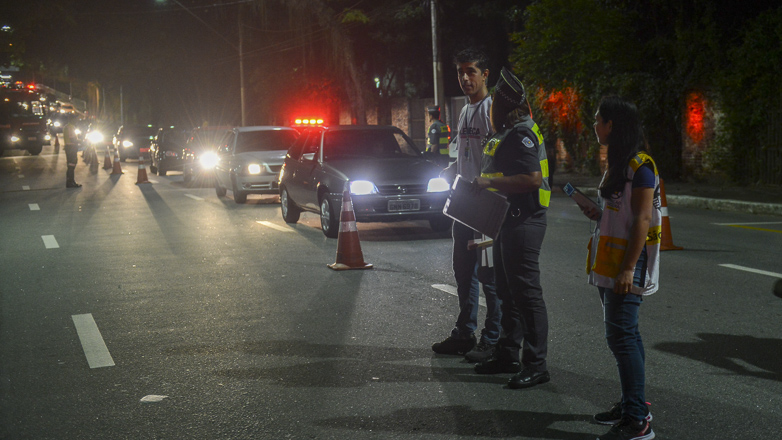 Condutores são abordados na Avenida Olivo Gomes