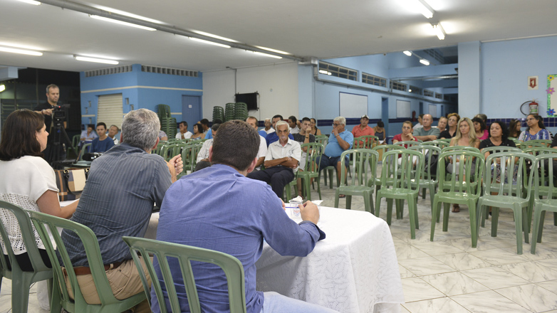 Moradores participam da audiência pública da Lei de Diretrizes Orçaentárias no Jardim Santa fé