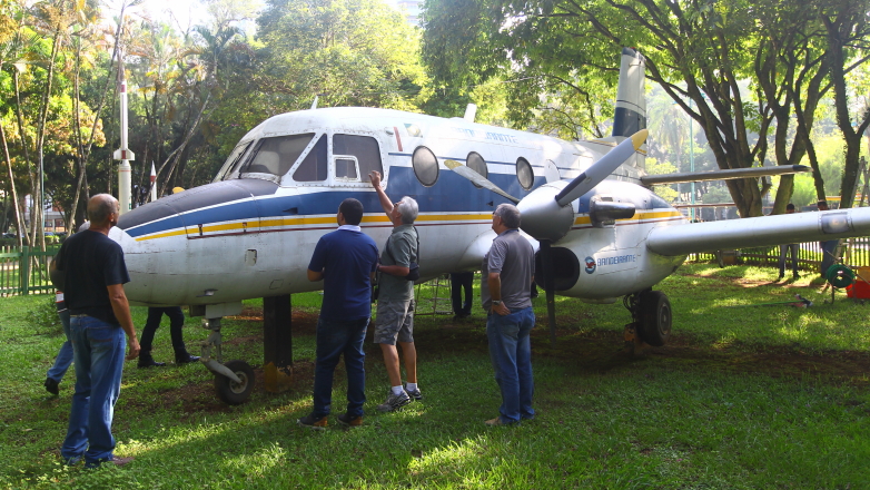 A primeira etapa foi a lavagem técnica do protótipo da aeronave, executada por servidores municipais, com ajuda de voluntários