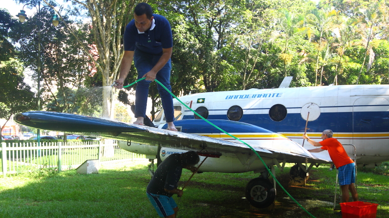 A primeira etapa foi a lavagem técnica do protótipo da aeronave, executada por servidores municipais, com ajuda de voluntários