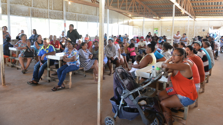Moradores do Pinheirinho participam de reunião no canteiro de obras da construtora Realiza