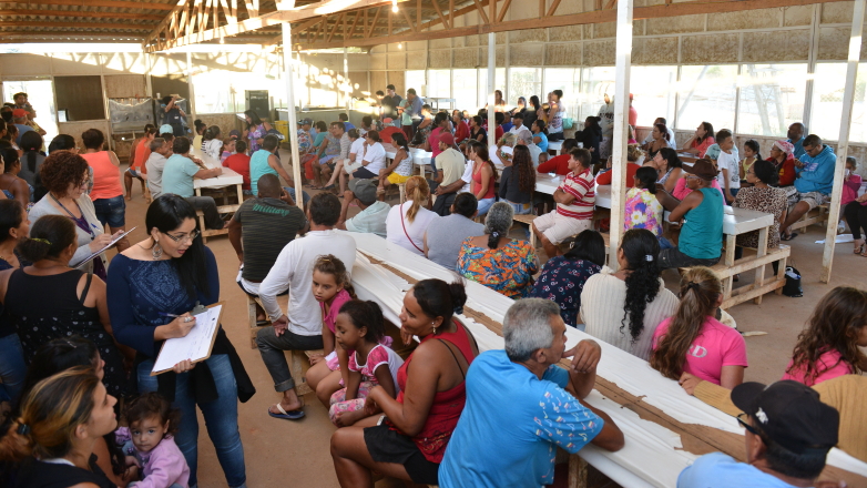 Moradores do Pinheirinho participam de reunião no canteiro de obras da construtora Realiza