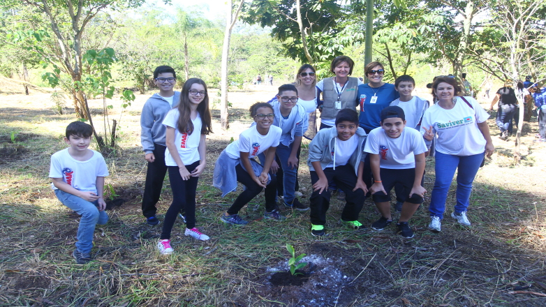 Alunos da Escola Municipal Waldemar Ramos participam do plantio de mudas na Vista Verde