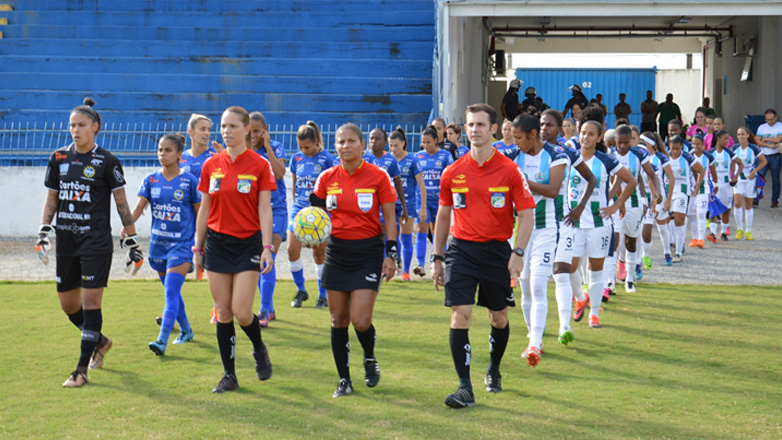 Lance do jogo entre São José e Foz Cataratas no Estádio Martins Pereira