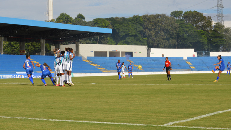 Lance do jogo entre São José e Foz Cataratas no Estádio Martins Pereira