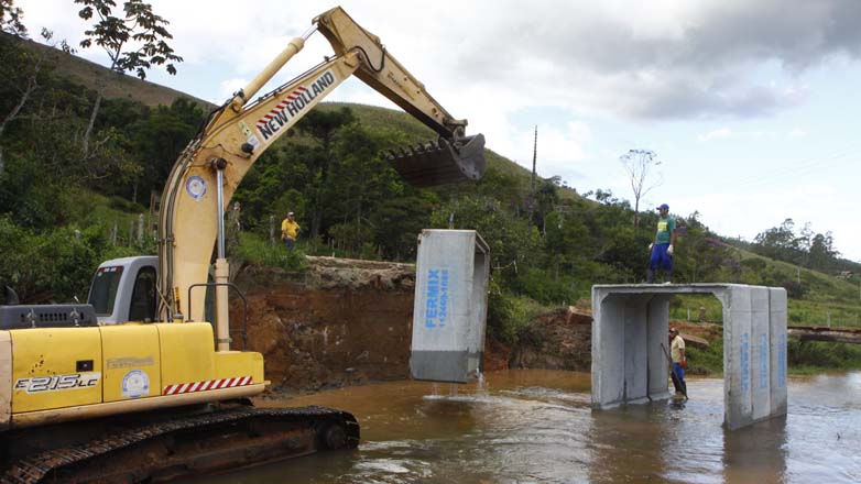Instalação de tubos de concreto na segunda ponte de acesso ao Guirra