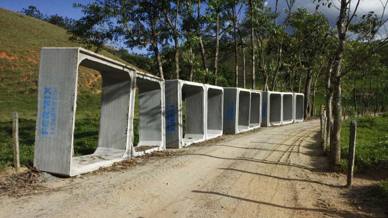 Instalação de tubos de concreto na segunda ponte de acesso ao Guirra