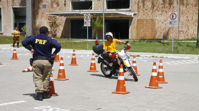 Agentes de trânsito e guardas municipais participam de treinamento