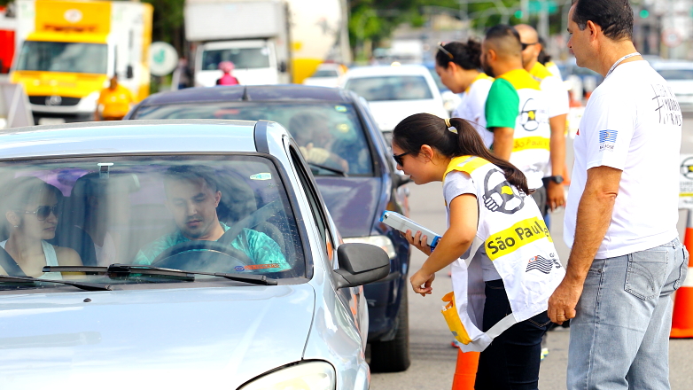 Policiais e agentes de trânsito fazem abordagem na Estrada Velha Rio-São Paulo