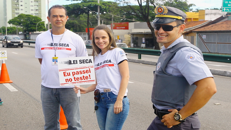 Policiais e agentes de trânsito fazem abordagem na Estrada Velha Rio-São Paulo