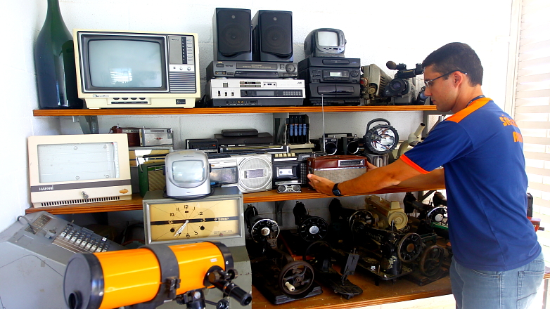 Alguns objetos expostos, como máquinas fotográficas, datilográficas e de costura, aparelhos de rádio, televisores e instrumentos musicais