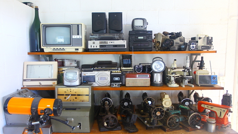 Alguns objetos expostos, como máquinas fotográficas, datilográficas e de costura, aparelhos de rádio, televisores e instrumentos musicais