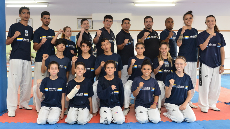 Atletas da equipe de taekwondo de São José dos Campos treinam na Academia Dragões