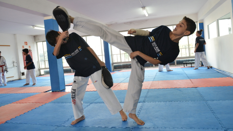 Atletas da equipe de taekwondo de São José dos Campos treinam na Academia Dragões