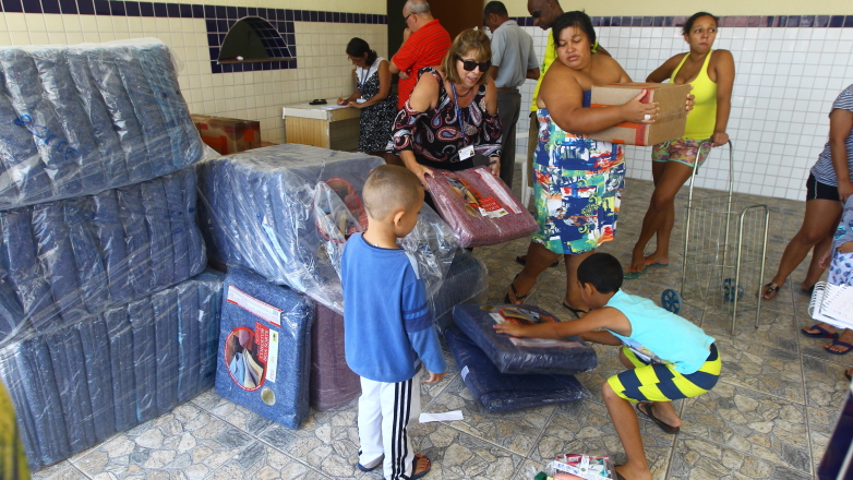 Famílias da Vila Corintinha recebem donativos do Lions Clube