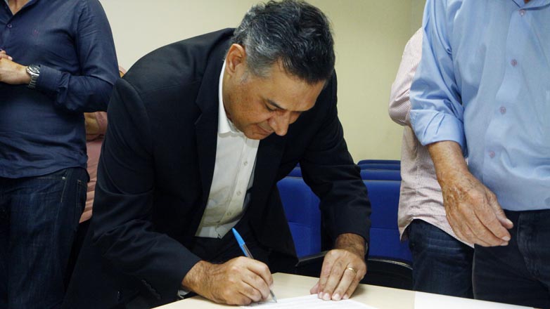 O superintendente do Banco de Olhos de Sorocaba, Edil Vidal de Souza, assina o termo de cooperação com a Urbam