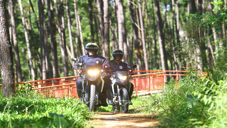 Guardas municipais fazem patrulhamento de moto no Parque Alberto Simões