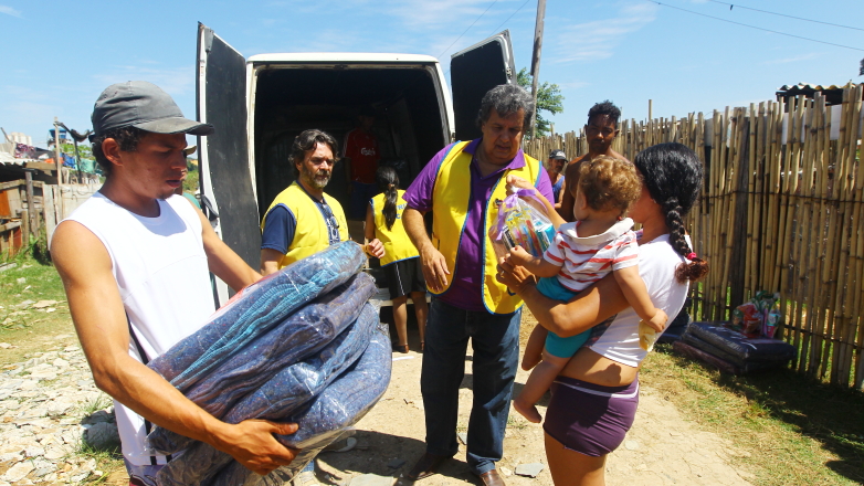 Voluntários do Lions Clube distribuem cestas básicas e cobertores a famílias do Sapê