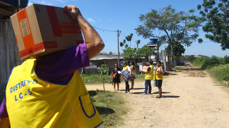 Voluntários do Lions Clube distribuem cestas básicas e cobertores a famílias do Sapê